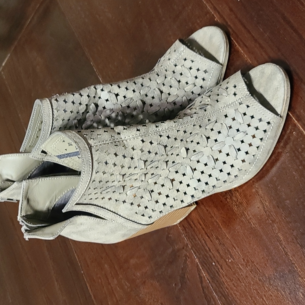 Sandles - Picture 3 of 3